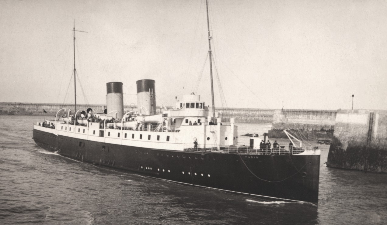 A black and white photograph of the Paris IV sailing into Newhaven c. 1913